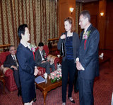 华谊集团副总裁沈丽萍女士在东方电视台贵宾厅与拜耳大中华区董事长戴慕博士交流