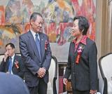中国石油和化学工业协会名誉会长谭竹洲先生（左）与华谊集团副总裁沈丽萍女士（右）交流